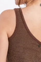 Vestido midi de punto color marrón con hilo brillante, diseño asimétrico de un solo hombro y dobladillo en punta.