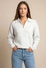 Sweater de punto en color gris melange, con diseño oversize, cuello polo y cierre frontal parcial. Presenta mangas largas y una textura acanalada suave.