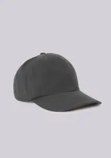 Gorra clásica color gris oscuro, con visera curva y diseño liso de seis paneles.