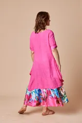 Blusa blanca de lino con corte irregular y zócalo de satén.