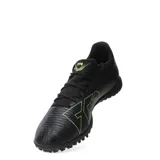 Championes de fútbol Puma Future 8 Play TT, color negro con detalles en verde flúor. Presentan una textura en relieve en la parte superior para un mejor control del balón y suela diseñada para superficies de césped artificial.