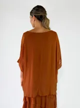 Blusa de viscosa color chocolate, de corte holgado, cuello redondo y mangas tres cuartos con diseño en capas.