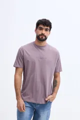 Remera de algodón color malva de corte regular, con pequeño estampado tipográfico en el pecho.