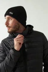 Campera de nylon color bordó con cuello, capucha removible y bolsillos laterales con cierre.