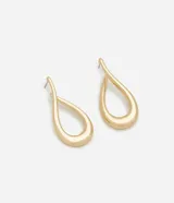 Par de aros colgantes dorados con forma de lágrima hueca.