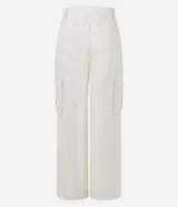 Pantalón recto color crema, confeccionado en tricolina, con cintura tipo sastreria, trabillas, cierre por botón y cremallera, y bolsillos cargo laterales.