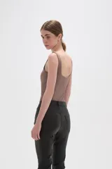 Body sin mangas de poliamida, con cuello cuadrado y ajuste al cuerpo. Cuenta con cierre de broches en la parte inferior.