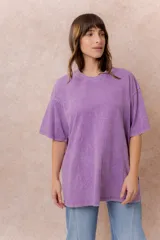 Remera de algodón con efecto lavado, de corte oversize, con cuello redondo y mangas cortas amplias.