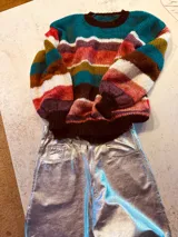Sweater tejido en boucle multicolor con cuello redondo y puños ajustados.