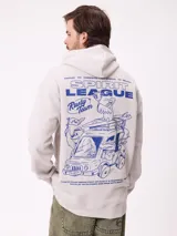 Canguro gris claro con capucha y estampado trasero en azul. El estampado incluye el texto "Spirit League Rusty Team" y una ilustración de una camioneta con animales y tablas de surf.