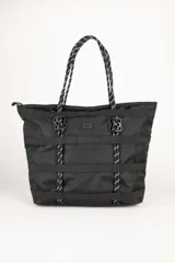 Bolso tote negro con múltiples correas horizontales y asas de cuerda bicolor.