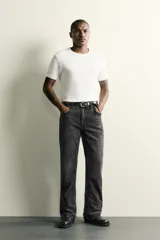 Jeans flare fit de denim de algodón en color celeste con lavado efecto desgastado. Presentan diseño de cinco bolsillos, tiro medio, cierre frontal con cremallera y botón, y bajo con acabado irregular.