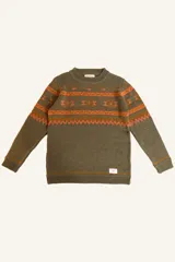 Sweater de lana color verde oliva con cuello redondo y diseño geométrico en tonos naranja.