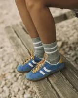 Championes Coolway modelo Kizuna, de estilo retro con diseño en azul y blanco. Confeccionados en una combinación de ante y nylon, presentan cordones en tono mostaza, talón en contraste y suela de goma color miel con costura reforzada.