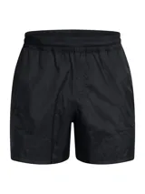Short deportivo Under Armour de la colección Terrace96, color negro, confeccionado en tejido de nailon ligero y duradero con tecnología repelente al agua. Presenta un diseño minimalista con cintura elástica y bolsillos laterales.