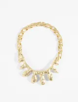 Collar plateado con cadena de eslabones gruesos y dije central con forma orgánica irregular.