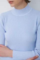 Polera de tejido morley con cuello alto, manga larga y ajuste al cuerpo.