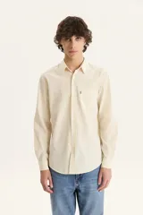 Camisa de manga larga a cuadros celestes y amarillos, con bolsillo en el pecho y logo rojo de la marca.