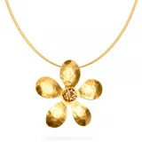 Collar de bronce enchapado en oro con dije en forma de flor texturada y cristal en el centro, suspendido de una gargantilla de alambre múltiple.