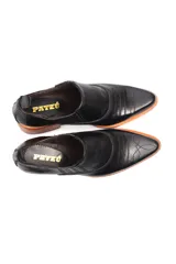 Zapato de cuero color tostado con diseño estilo botineta, elásticos laterales, costuras decorativas y taco cuadrado de madera.