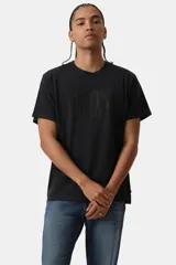 Remera de manga corta y cuello redondo Levi's University con corte relajado, color negro y estampado frontal tonal con el logotipo de la marca.