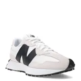 Championes urbanos New Balance modelo 327, con diseño inspirado en el running de los años 70. Presentan una combinación de paneles de gamuza en tono claro y malla blanca, con un logo 'N' sobredimensionado en color negro en el lateral. Incluyen una suela exterior con patrón de tacos que se extiende hacia el talón.