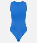 Body básico color rojo, con cuello halter, sin mangas y confeccionado en poliamida. Tiene forro en el busto.