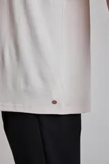 Remera color crema de corte recto y manga corta.