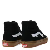 Championes de caña alta Vans modelo Skate Sk8-Hi, color negro con la icónica banda lateral en blanco y suela de goma color caramelo. Presentan un diseño resistente con cordones y detalles de la marca en la lengüeta y el lateral.