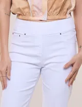Capri de denim blanco con pretina ancha elastizada, tiro alto, bolsillos simulados al frente y bolsillos funcionales en la parte posterior, con pequeños tajos laterales en el bajo.