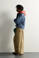 Cazadora relaxed fit de denim de algodón con interior ligeramente acolchado, cuello de pana marrón a contraste, bolsillos de plastrón en el pecho y cierre frontal con botones. Incluye un parche con gráficos Fruit of the Loom en el pecho.