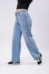 Jeans loose fit de tiro medio, color celeste claro, con corte recto y relajado de inspiración noventera.