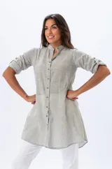 Camisa larga de corte recto con estampado de rayas verticales finas en tonos verdes y neutros. Presenta cuello mao, cierre frontal con botones y mangas tres cuartos con trabillas para ajuste.