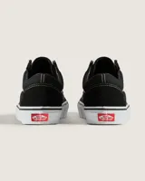 Championes Vans modelo Old Skool de silueta baja, confeccionados en gamuza y lona resistente. Presentan la icónica franja lateral Sidestripe en color blanco, cordones al tono y suela de goma vulcanizada con patrón waffle característico de la marca.