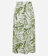 Pollera midi evasé de mujer, con cintura elástica y estampado de follaje en tonos verdes sobre fondo blanco.