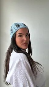 Gorro celeste de crochet con diseño calado.