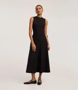 Vestido midi evasé de la marca Cortelle, confeccionado en bengalina de algodón con elastano. Presenta cuello redondo, diseño sin mangas con breteles anchos y cierre trasero mediante cremallera.