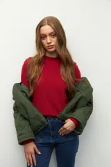 Polera de tejido de punto color rojo con cuello alto.