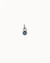 Charm de metal con baño de oro y cristal azul engastado en el centro, diseñado con una forma redonda y argolla superior para colgar.