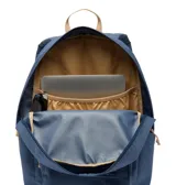 Mochila urbana y de senderismo de 22 litros, color azul oscuro, con acolchado en la parte posterior para mayor comodidad y soporte. Incluye funda para laptop de hasta 15 pulgadas, bolsillos frontales para accesorios pequeños y bolsillo para botella de agua. La base es plana y acolchada.