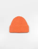 Gorro tejido color naranja.