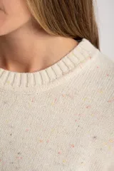 Sweater de tejido de punto color marrón, con cuello redondo, mangas largas y corte oversize. Presenta un detalle de costura decorativa en el frente y terminaciones en rib en cuello, puños y ruedo.