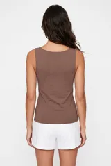 Musculosa blanca de corte ajustado, con escote cuadrado y diseño clásico sin mangas.