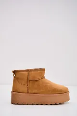 Bota corta tipo ugg de gamuza color camel, con plataforma plana y suela dentada.