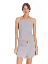 Top sastre de color gris melange, con escote cuadrado y tirantes finos que se cruzan en la espalda. Confeccionado en tejido 100% algodón.