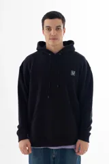 Buzo hoodie negro con logo VERNAL iridiscente en el pecho y capucha doble.