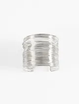 Pulsera rígida plateada con diseño de múltiples vueltas superpuestas.