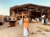 Tapado camel de cuero ovino con cuello clásico, cierre frontal con botones, bolsillos laterales y corte a la rodilla. Diseño slouchy y cómodo.