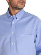 Camisa de manga larga de la marca Rockford, modelo Wor Travel, en color azul. Presenta cuello italiano abotonado, cierre frontal de botones, bolsillo en el pecho con el logo bordado y puños con doble botón.