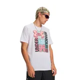 Remera de algodón blanca con estampa frontal gráfica que combina el logo de Under Armour con tipografía y elementos geométricos en tonos rosado, celeste y negro.